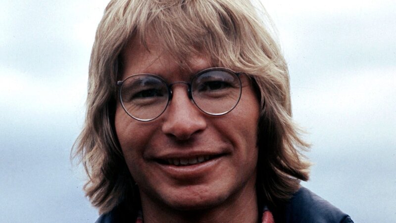 Seine Liebe zum Fliegen wurde ihm zum Verhängnis: 1997 stürzt John Denver mit einem Kleinflugzeug ab. – Bild: ZDF und 3DD Productions