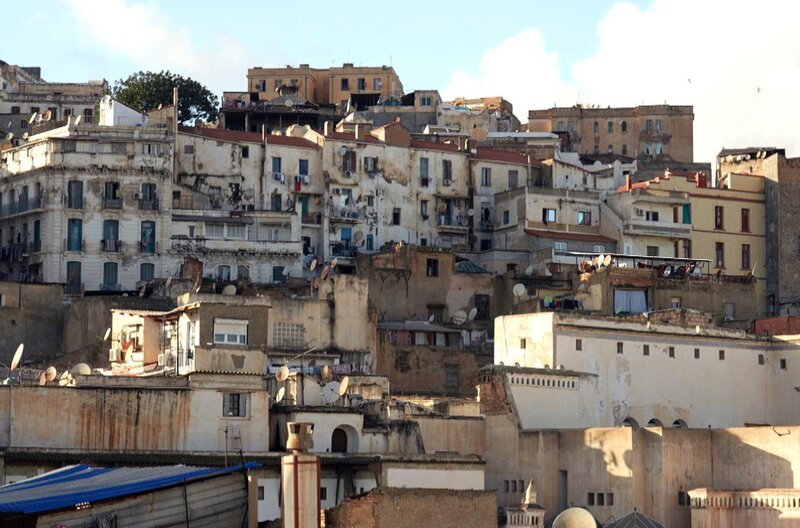 Der Song „Ya Rayah“, die Hymne des Chaâbi aus Algier, bringt die Welt zum Tanzen und verkörpert zeitgleich den Schmerz des Exils. Damit ist er die Stimme eines Volkes. – Bild: ARTE F /​ Elephant Doc