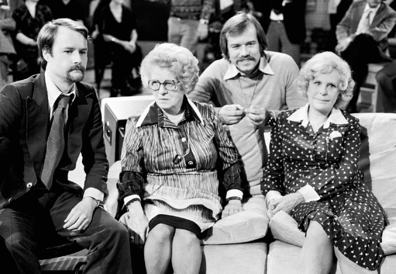 Hans-Jürgen Rosenbauer (l.) mit seinen Talk-Gästen Elfriede Kretschmer, Knut Kiesewetter und Leni Riefenstahl (r.). – Bild: Honorarfrei – nur für diese Sendung bei Nennung ZDF und WDR Hans-Jürgen Rosenbauer (l.) mit seinen Talk-Gästen Elfriede Kretschmer, Knut Kiesewetter und Leni Riefenstahl (r.). – Bild: Honorarfrei – nur für diese Sendung bei Nennung ZDF und WDR