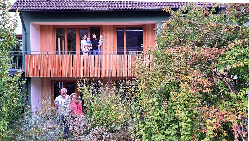 Ferig! Die Großeltern wohnen barrierefrei im Erdgeschoß, die Kinder und Enkel oben. – Bild: Birgit Eckelt /​ BR /​ BR/​Birgit Eckelt