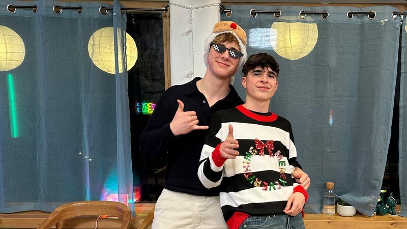 Nick und Luke finden, Weihnachten kann man immer feiern! Vor allem, wenn es draußen so schön schneit, wie im Pitztal. – Bild: ZDF/​Eva Beer