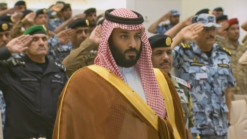 Mohammed Bin Salman steht vor salutierenden Soldaten. – Bild: Al Arabiya /​ ZDF