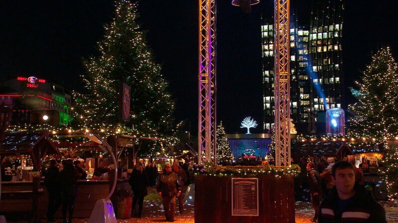 Wenn zwischen Neonlichtern und dem ständigen Tatütata der Polizeiwagen friedliche Besucher ihren Glühwein trinken und zu heißer Livemusik swingen, dann ist Santa Pauli, St. Paulis ganz spezieller Weihnachtsmarkt. – Bild: NDR