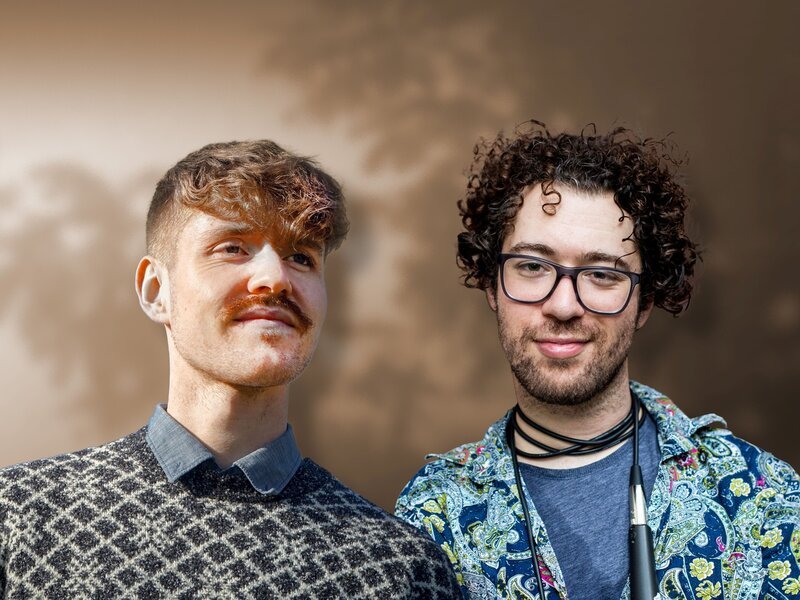 Kabarett im Turm – Benedikt Mitmannsgruber & David Stockenreitner – Neue Besen kehren gut – Dieses Duo stellt die heimische Kabarettszene auf den Kopf: Mit ihrem Programm „Neue Besen kehren gut“ teilen sich Benedikt Mitmannsgruber und David Stockenreitner für einen Abend die Kabarettbühne. Dabei trifft ein klassischer Antiheld-Typ aus der tristen Einöde des Mühlviertels auf einen jungen Mann mit fehlendem Selbstbewusstsein, dessen Studium noch immer nicht mit ihm abgeschlossen hat. Gemeinsam bringen sie frischen Wind auf die Bühne und zelebrieren schwarzen Humor vom feinsten. – Im Bild: Benedikt Mitmannsgruber & David Stockenreitner. – Bild: ORF/​ROBERT PÖCKSTEINER/​Joham Kölbl