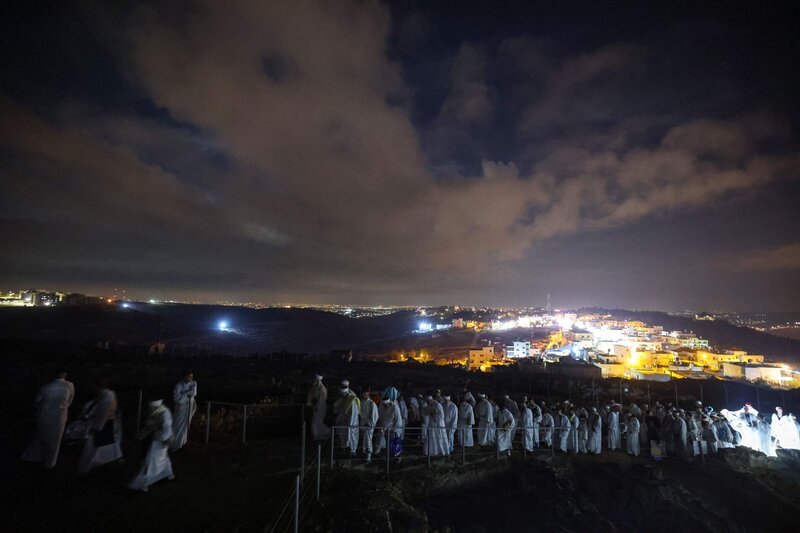 Samaritanische Gläubige nehmen am 20. Oktober 2021 auf dem Berg Gerizim in der Nähe der nördlichen Stadt Nablus im israelisch besetzten Westjordanland an einer traditionellen Wallfahrt zum Laubhüttenfest Sukkot teil. – Bild: Not Released (NR)/​EMMANUEL DUNAND/​EMMANUEL DUNAND