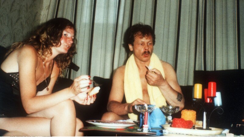 Werner Pinzner mit Ehefrau im Wohnzimmer. – Bild: ZDF und Action Press