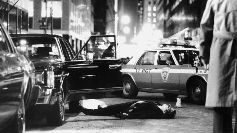 Paul Castellano, Boss des mächtigen Gambino-Clans, wird auf offener Straße hingerichtet. – Bild: ZDF und Thomas Monaster, New York Daily News Archive, Bedlam LTD und ReelzChanne