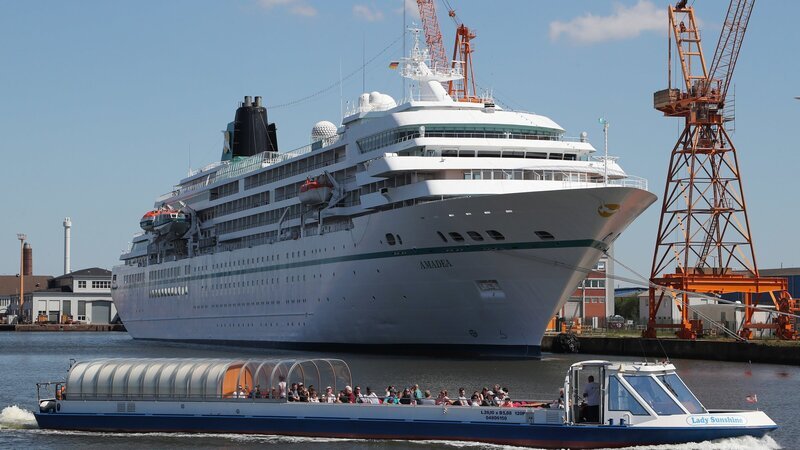 In riesigen Werften werden Superfrachter geboren. Die Frachter sind riesig. Einer allein transportiert in einem Lebenszyklus drei Millionen Seecontainer über die Weltmeere. Spezialschiffe machen den Weg frei für andere. – Bild: ZDF und efe /​ focke strangmann