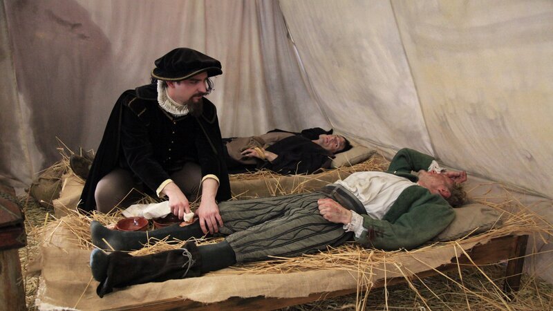 Ambroise Paré (Philip Dobraß) ist eigentlich Barbier. Und doch wird er zu einem der Väter der Gerichtsmedizin. – Bild: ZDF und Simone Hartmann