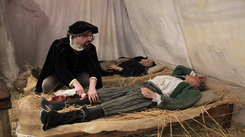 Ambroise Paré (Philip Dobraß) ist eigentlich Barbier. Und doch wird er zu einem der Väter der Gerichtsmedizin. – Bild: ZDF und Simone Hartmann