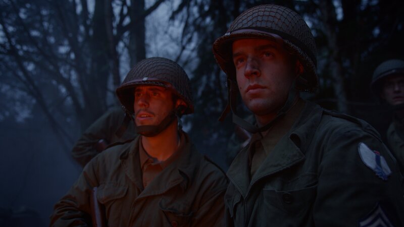 Langley, British Columbia, Kanada – REENACTMENT – Mixon und andere sehen zu, wie ein amerikanischer Jeep durch deutsche Artillerie explodiert. – Bild: Holdout Productions II Inc.