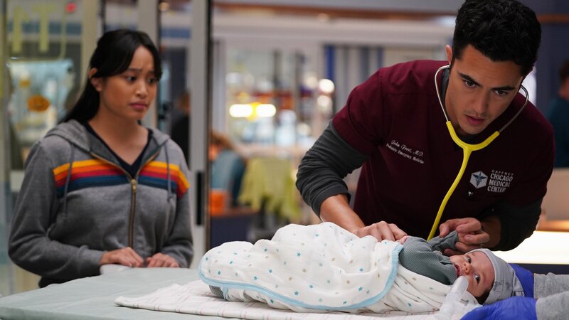 Chicago Med Staffel 10 Folge 5: Er untersucht einen Säugling: Darren Barnet als Dr. John Frost (r.). – Bild: SRF/​NBC Universal