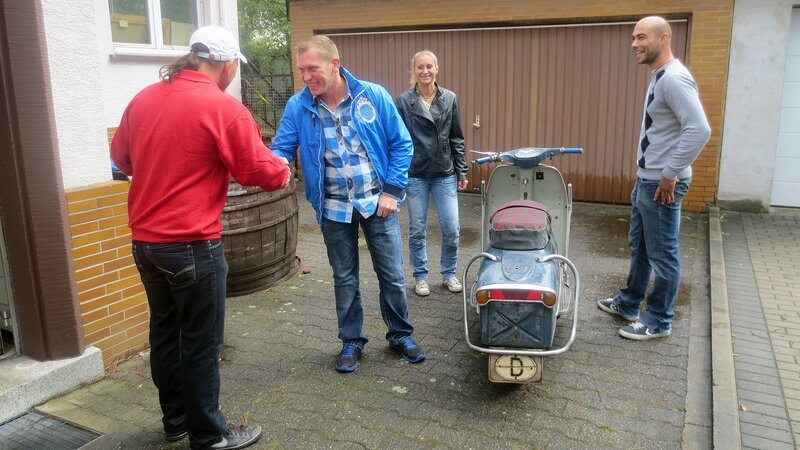 Ob Otto (2.v.li.) den alten Heinkel Roller verkaufen wird? Christina und Toni (re.) sind gespannt. – Bild: RTL II