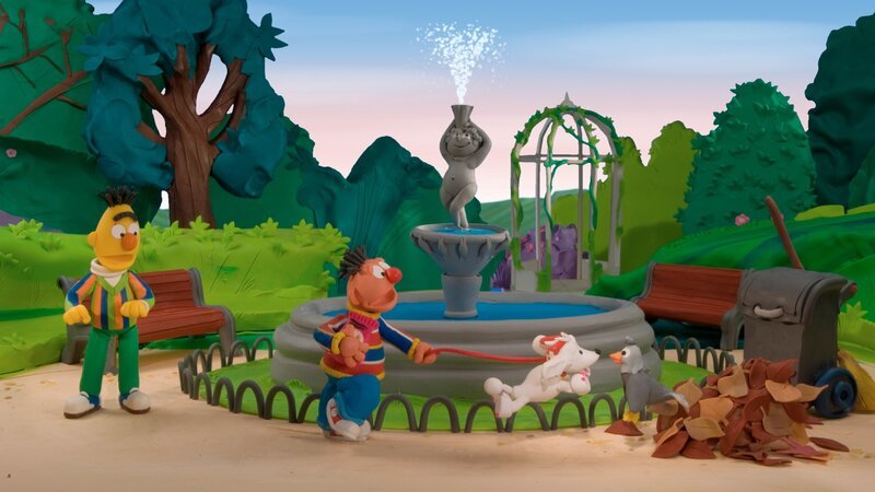 Hund Butterblümchen war noch niemals im Freien, also wollen Ernie und Bert mit ihm in den Park gehen. Dort angekommen sorgt der Hund für jede Menge Chaos. – Bild: NDR/​Sesameworkshop