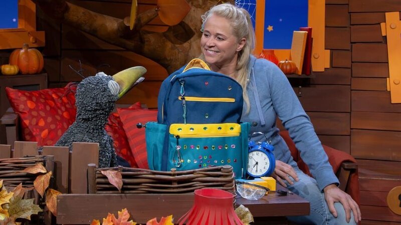 Rudi ist zu Besuch im Baumhaus und hat seine Sachen in seinen Rucksack gepackt. Nur sein Kuschelkissen hat er vergessen! Wie soll er jetzt nur einschlafen? – Bild: KiKA