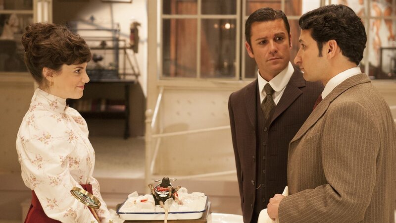 l-r : Dr. Emily Grace(Georgina Reilly),Detective William Murdoch(Yannick Bisson),Dr. Sanjay Prasad(Raoul Bhaneja) – Bild: AXN White