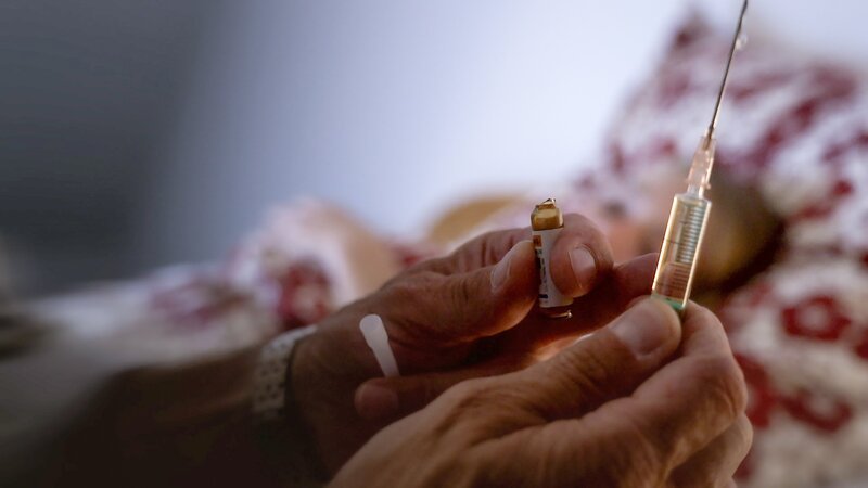 Kalinka hat vor ihrem Tod fragwürdige Spritzen von ihrem Stiefvater erhalten. – Bild: ZDF und Tiemo Fenner