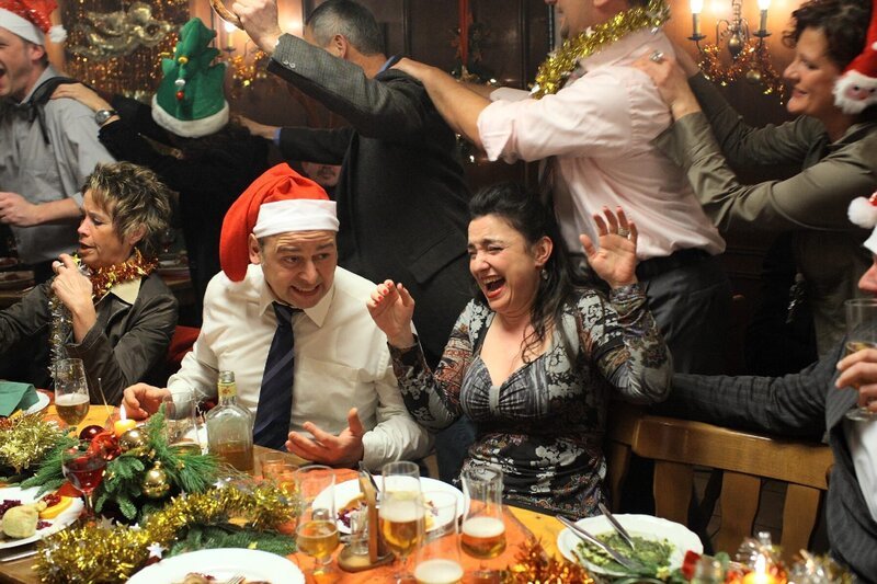 Bei der Weihnachtsfeier des Finanzamtes Münster geht es hoch her. Leiter Grabowski (Vittorio Alfieri) lässt die Puppen tanzen. Auch seine Sekretärin Margot Engel (Tatjana Clasing) hat schon zu tief ins Glas geblickt. – Bild: ZDF und Guido Engels