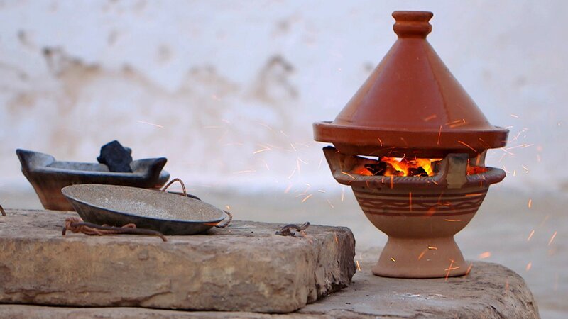 Zu Tisch Marokko In der Tajine garen die Zutaten schonend im eigenen Saft. – Bild: SRF/​Berlin Producers/​Matthias Kind