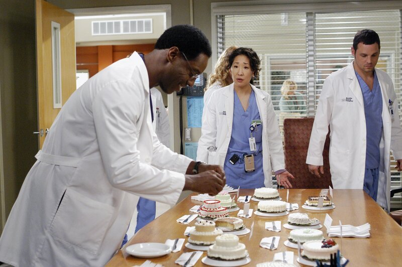Burke (Isaiah Washington, l.) macht alle, aber vor allem Cristina (Sandra Oh, M.), wahnsinnig mit seiner Auswahl für die richtige Hochzeitstorte … – Bild: 2007 American Broadcasting Companies, Inc. All rights reserved. NO ARCHIVE. NO RESALE. /​ Gale Adler Lizenzbild frei
