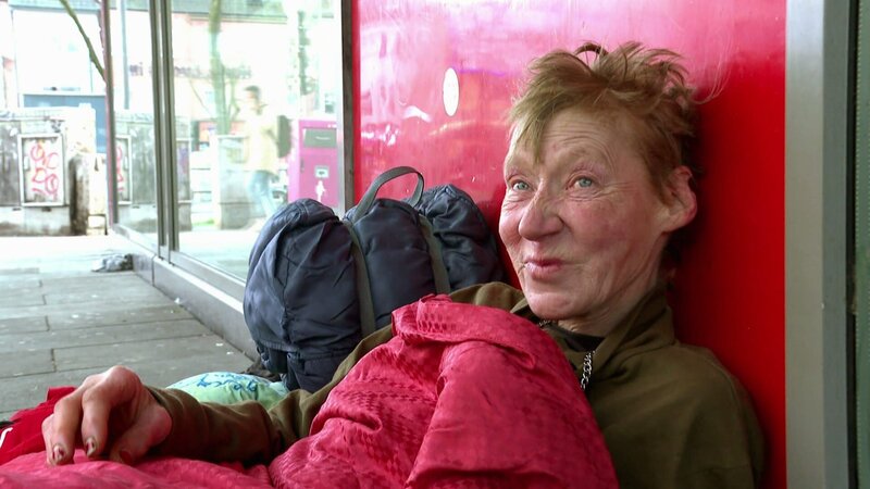 Inge ist massiv drogenabhängig. Seit einem Sturz kann sie sich kaum noch fortbewegen. Ende März 2025 dann die traurige Nachricht: Inge, die „Königin der Reeperbahn“, ist tot. – Bild: RTLZWEI