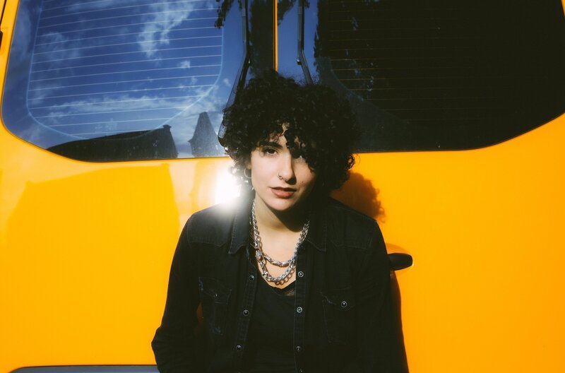 Obwohl die meisten ihrer Songs nicht politisch sind, findet sich die Sängerin Rasha Nahas oft in der Rolle als Botschafterin für Palästina wieder. – Bild: Vanessa Marino