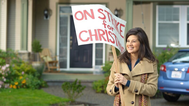 Joy Robertson (Daphne Zuniga) hat die Nase voll und tritt über Weihnachten in den Streik. – Bild: ZDF und Leonine