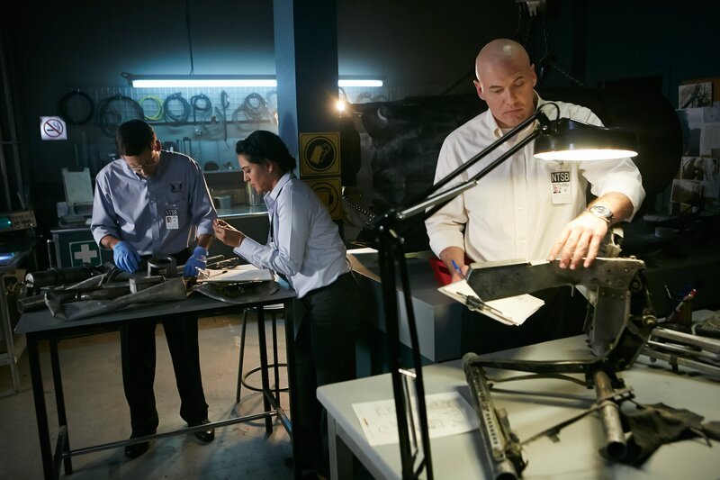 REENACTMENT – Jim Ritter (gespielt von Aaron Michael Reilly) und andere Ermittler (gespielt von Darstellern im Hintergrund) untersuchen die Wrackteile von Atlantic Southeast Flight 2311. – Bild: National Geographic Channels /​ Cineflix/​Ian Watson