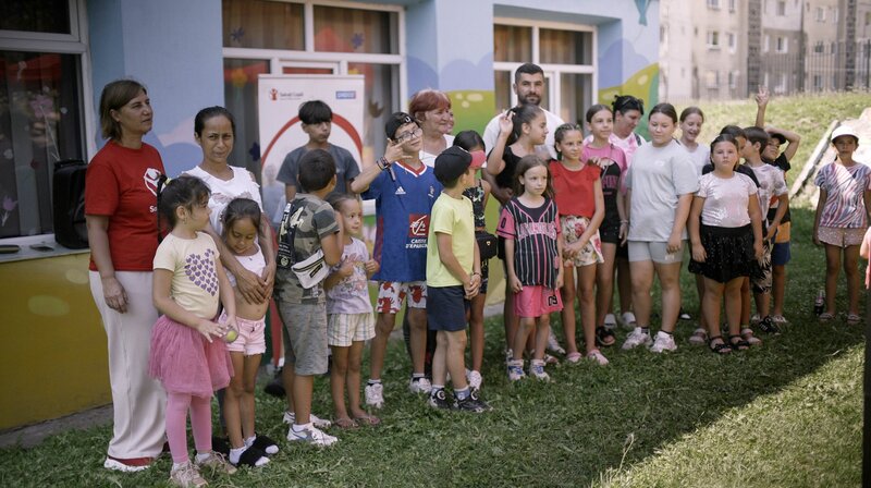 Die Eltern dieser rumänischen Kinder arbeiten im europäischen Ausland; die Kinder wachsen bei einem Elternteil oder bei den Großeltern auf. – Bild: NDR