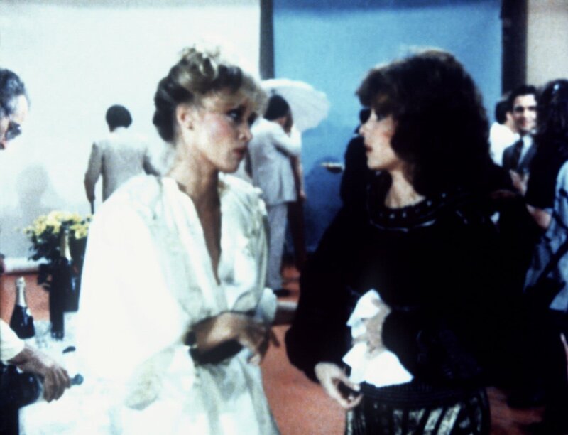 Kurz vor ihrer Ermordung erzählt Diane (Suzanne Barnes, l.) Jennifer (Stefanie Powers, r.), dass sie ständig von Alexei belästigt wird. – Bild: Sat.1 Gold