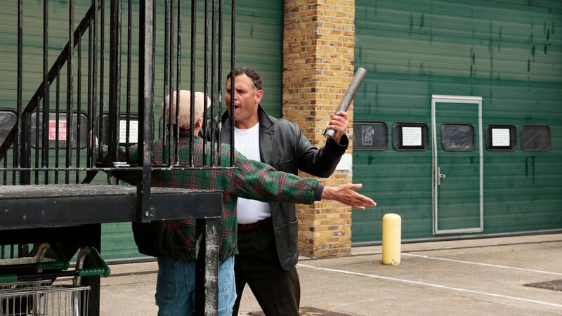 Mit seinen Gegnern macht Anthony Cassos kurzen Prozess: Seine Lieblingswaffe bringt ihm den Spitznamen „Gaspipe“ – Gasrohr – ein. – Bild: ZDF und Bedlam Productions, Steve Gray