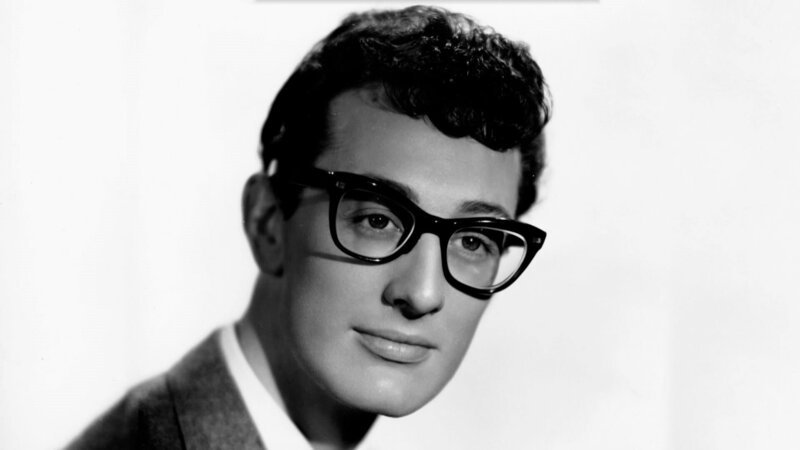 Rock’n’Roller mit Buchhalter-Brille: Mit seinen Songs beeinflusste Buddy Holly Bands wie die Beatles oder die Rolling Stones. – Bild: ZDF und 3DD Productions