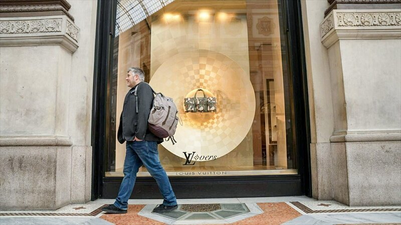 Durch Corona ist der Markt der Luxusgüter, im Speziellen für Handtaschen zurückgegangen. Die Nachfrage sank, Preise stiegen. Nach Corona verstärkt sich die globale Nachfrage, der Handtaschenmarkt boomt. – Bild: ORF/​ZDF/​David Meinl