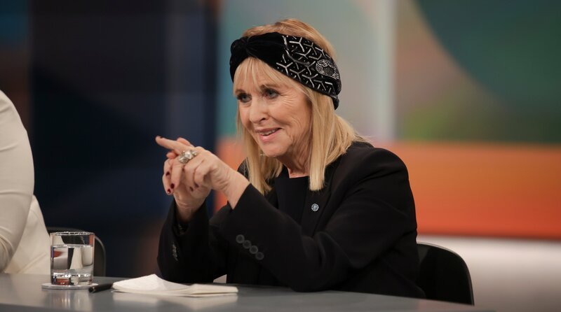 Zu Gast bei Louis Klamroth: Patricia Riekel (Journalistin und langjährige Chefredakteurin „Bunte“). – Bild: WDR/​Dirk Borm