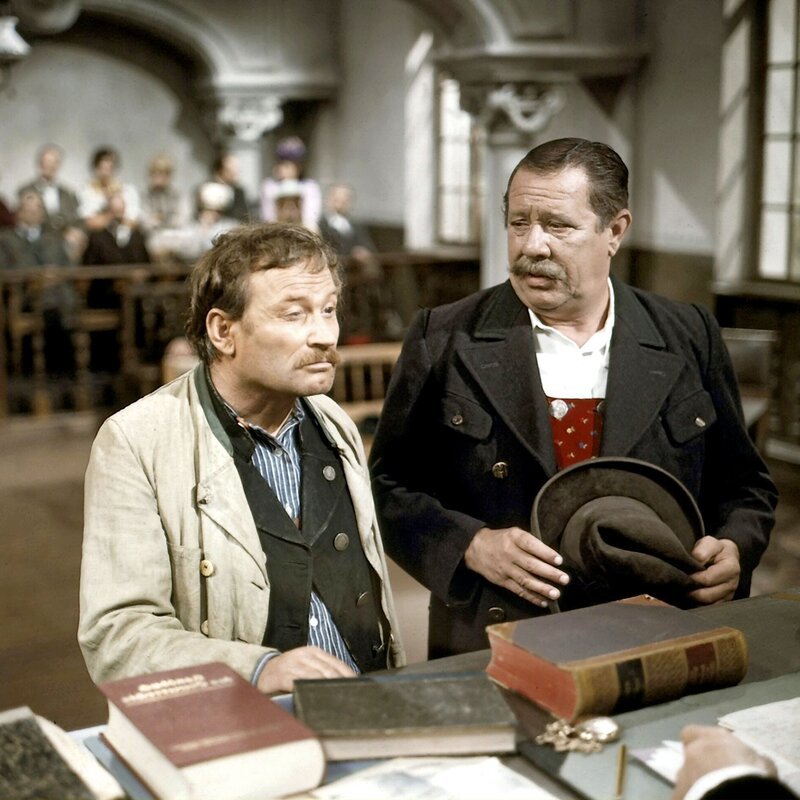 2. Der Korbmacher Koelbl (Karl Tischlinger, li.) und der Buerstenbinder Ingerl (Willy Schultes) haben eine boese Rauferei gehabt. Vor Gericht sieht man sich wieder. : Honorarfrei lediglich fuer Ankuendigungen und Veroeffentlichungen im Zusammenhang mit obiger BR-Sendung bei Nennung: Bild: BR . Andere Verwendungen nur nach entsprechender vorheriger schriftlicher Vereinbarung mit dem BR-Bildarchiv, Tel. 089 /​ 5900 3040, Fax 089 /​ 5900 3284. – Bild: BR/​ZDF