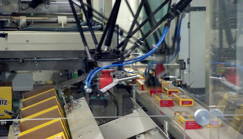 Roboter verpacken den „Leibniz-Keks“. – Bild: NDR/​doc.station GmbH