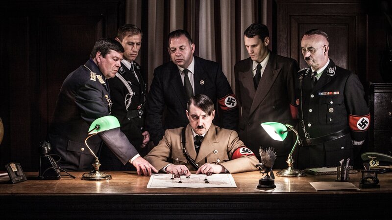 Schauspieler am Set der Reihe: Adolf Hitler (Darsteller unbekannt, vorne, m.), Hermann Göring (Steve Munroe, l.), Reinhard Heydrich (Daniel Chapple, 2.v.l.), Martin Bormann (Jonathon Michaels, 3.v.l.), Albert Speer (Darsteller unbekannt, 2.v.r.) und Heinrich Himmler (Darsteller unbekannt, r.). – Bild: ZDF und Andrew Hayes-Watkins