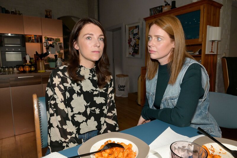 Toni (Olivia Marei, r.) merkt, dass Lilly (Iris Mareike Steen) die Sorge um Julian nicht an sich ranlassen will. – Bild: RTL /​ Rolf Baumgartner /​ Das schwarze Schaf
