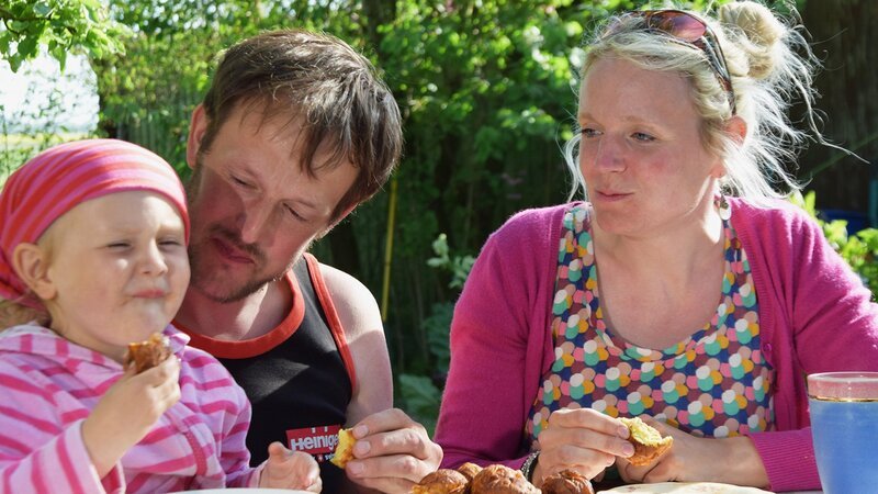 Zu Tisch in … Nordfriesland Staffel 1 Folge 19 Die Familie geniesst Futjes – Bild: SRF/​ZDF/​ARTE