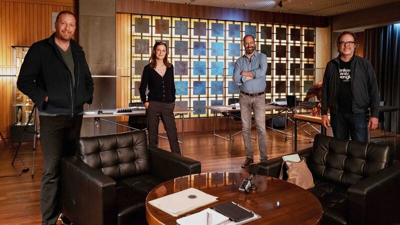 (v.l.) Creator, Headautor und Regisseur Jörg Lühdorff, Alexandra Maria Lara als Dr. Jasmin Braun, Creator und Produzent Christian Rohde und Kameramann Philipp Timme +++ Die Verwendung des sendungsbezogenen Materials ist nur mit dem Hinweis und Verlinkung auf TVNOW gestattet. – Bild: TVNOW