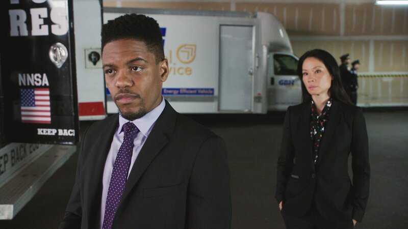 Detective Marcus Bell (Jon Michael Hill, l.) und Watson (Lucy Liu, r.) begeben sich auf die Suche nach einer Plutoniumlieferung, in der Hoffnung, so den Bau einer Bombe verhindern zu können … – Bild: 2017 CBS Broadcasting Inc. All Rights Reserved. Lizenzbild frei