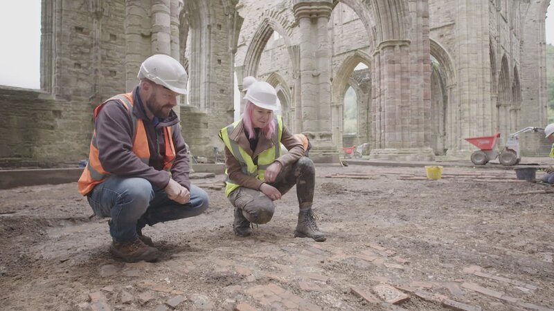 Der Archäologe Richard Lewis zeigt Alices das Innere der Abtei von Tintern – Bild: Rare TV /​ THE HISTORY CHANNEL