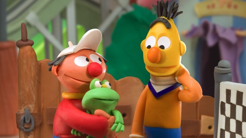 Ernie und Bert müssen schnell herausfinden, wie sie dem kleinen Frosch doch noch zum Sieg verhelfen können. – Bild: NDR/​Sesameworkshop