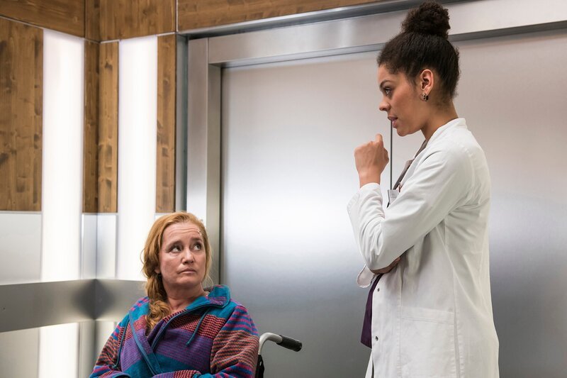 Es scheint doch einen anderen Grund als Suizid zu geben, aus dem Martina so viele Schmerzmittel nimmt. Doch den will sie nicht verraten, denn am Ende glauben ihr die Ärzte sowieso nicht. Vivi kann sie überreden ihr von ihrer Krankheitsgeschichte zu erzählen. Martina Urbanek (Nadja Engel, l.) und Vivienne Kling (Jane Chirwa, r.) – Bild: ARD/​Jens Ulrich Koch