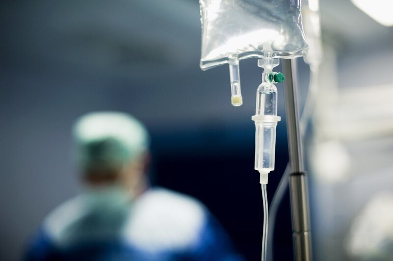 Tatort Krankenhaus: hier verabreicht „der Todespfleger“ zig Patienten lebensgefährliche Spritzen. – Bild: ZDF und Getty Images