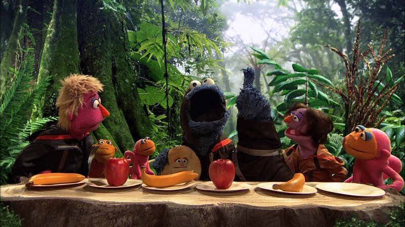 Krümelmonster (Mitte) in „Hungerspiele – rette Dein Fell“. – Bild: NDR/​Sesame Workshop