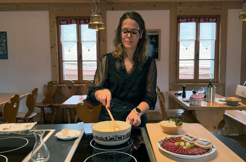 Die Küchenchefin Amina Montasri präsentiert das Schweizer Fondue in einem Spitzenrestaurant für Käseliebhaber. – Bild: Elephant Doc