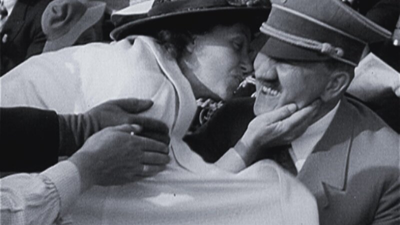 Frauen jubeln Hitler zu kuessen – Bild: ZDF/​Spiegel TV