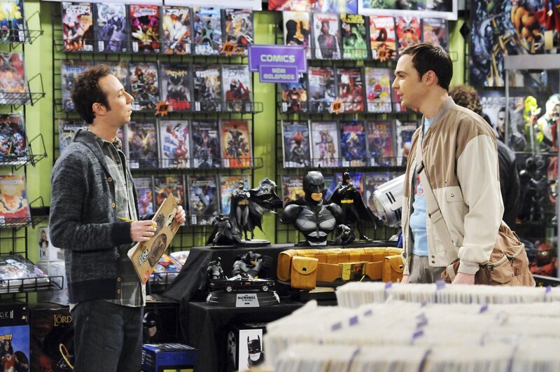 Was ist nur mit Sheldon (Jim Parsons, r.) und Stuart (Kevin Sussman, l.) los? – Bild: Warner Bros. Television