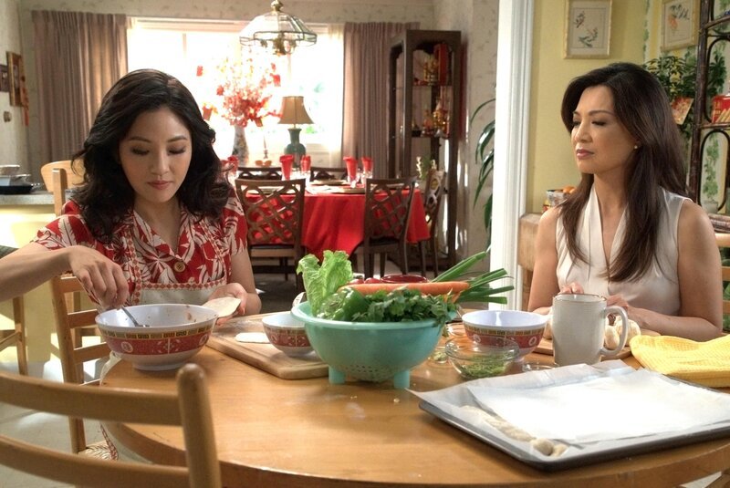 Jessica Huang (Constance Wu, l.); Elaine (Ming-Na Wen, r.) – Bild: American Broadcasting Companies.